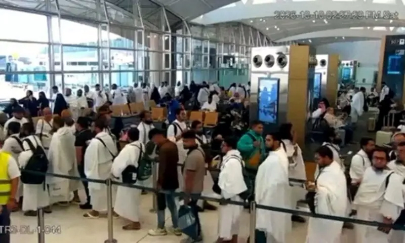 Closure of Riyadh airport extended after deadly Houthi strikes