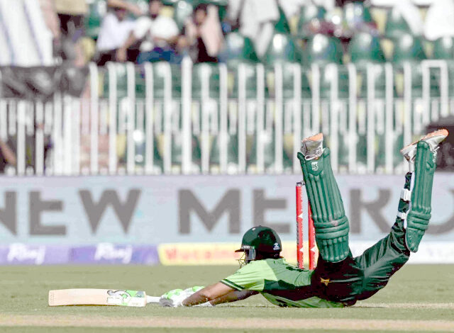 Pakistan reel at 94-4 as England bowlers strike in Rawalpindi