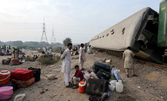 At least six killed, 30 injured as Rehman Baba Express derails in Multan