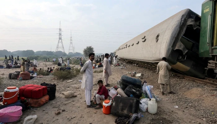 At least six killed, 30 injured as Rehman Baba Express derails in Multan