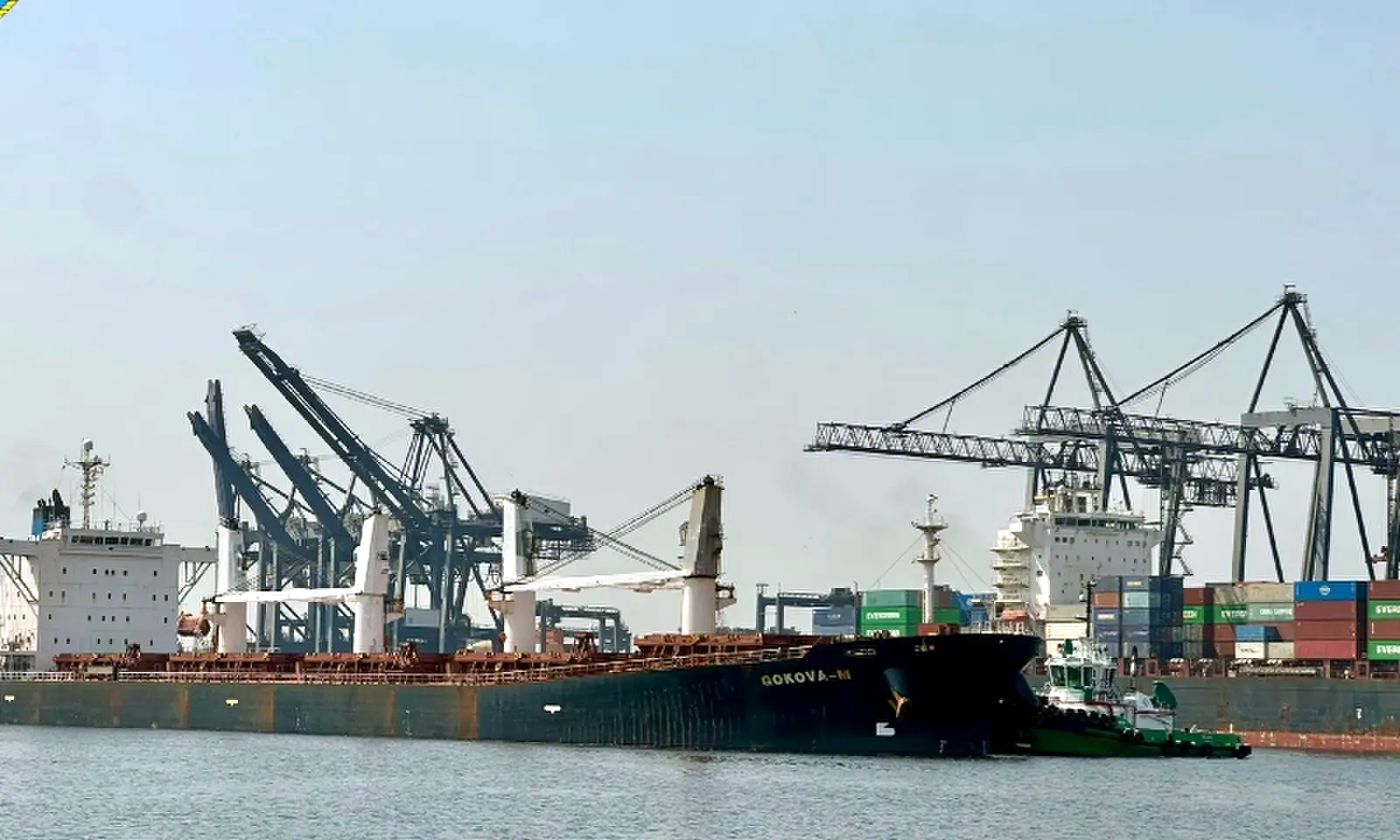 Consignment of imported wheat arrives at Karachi port