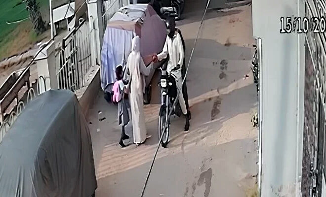 Robbers point pistol at child, snatch valuables from mother in Karachi