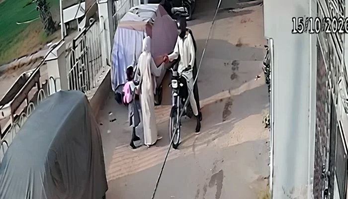 Robbers point pistol at child, snatch valuables from mother in Karachi